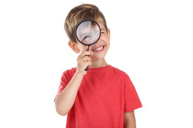 Beyaz arka plan üzerinde büyüteç ile küçük çocuk