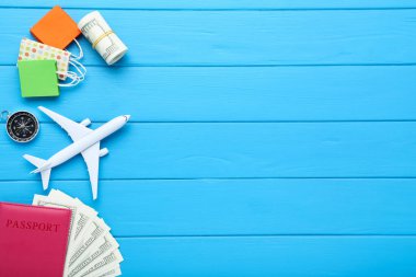 Pasaport, dolar banknotlar, pusula ve pape ile uçak modeli