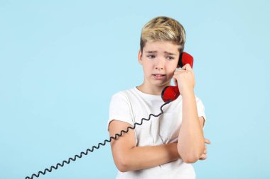 Mavi arka plan üzerinde yakışıklı ile genç çocuk