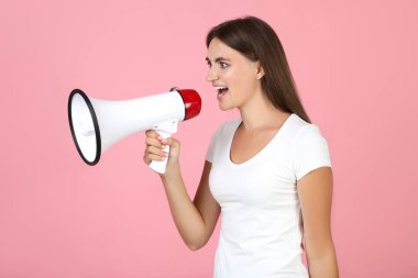Pembe arka planda megafonlu genç kadın