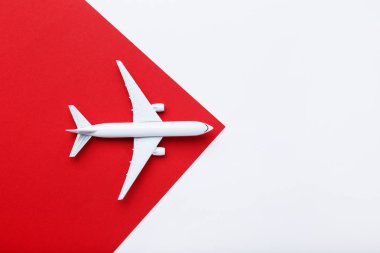 Kırmızı kağıt arka plan üzerinde uçak modeli