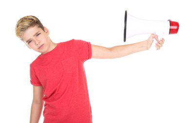 Beyaz arka plan üzerinde izole megafon ile genç çocuk