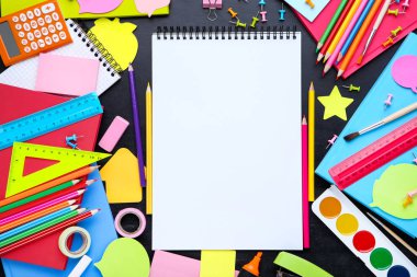 Blackboar üzerinde kağıt boş levha ile farklı okul malzemeleri