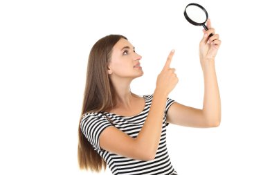 Beyaz arka planda büyüteç olan genç bir kadın.