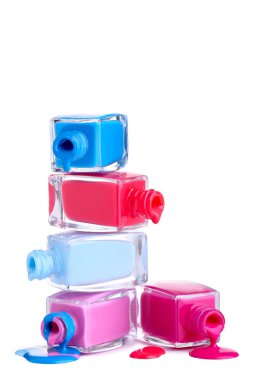 Beyaz arka planda oje ve şişeler