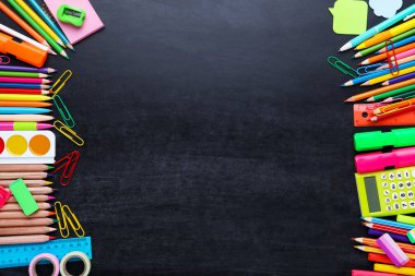 Tahtada farklı okul malzemeleri