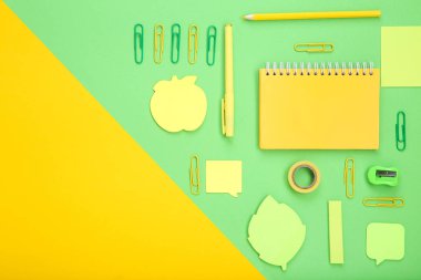 Renkli arka planda farklı okul malzemeleri