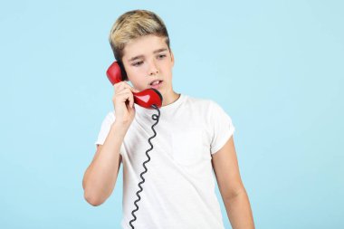 Mavi arka plan üzerinde yakışıklı ile genç çocuk