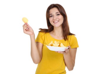 Beyaz arka planda plaka patates cipsi ile genç kadın