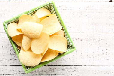 Patates cipsi Sepette Beyaz ahşap tablo