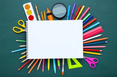 Yeşil cha kağıt boş levha ile farklı okul malzemeleri