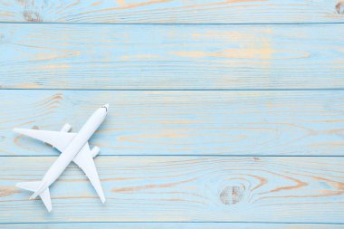 Mavi ahşap masa üzerinde uçak modeli