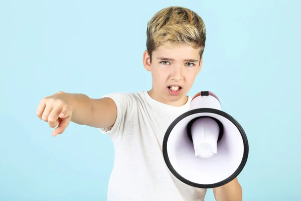 Niño con megáfono sobre fondo azul —  Fotos de Stock