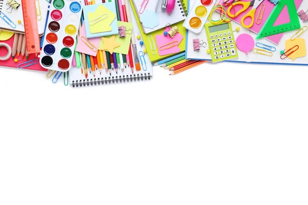Beyaz arka plan üzerinde farklı okul malzemeleri