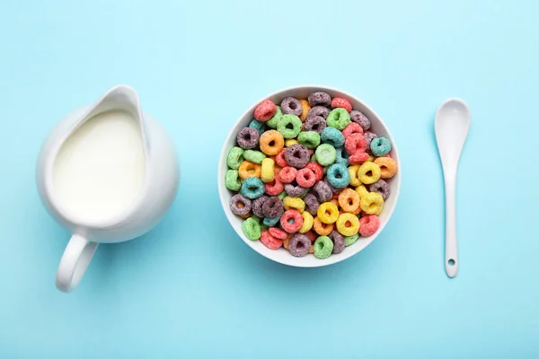 Colorful corn rings with milk in jar and spoon on blue backgroun — Stock Photo, Image