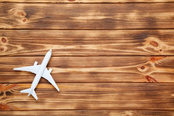 Modelo de avión sobre mesa de madera marrón — Foto de Stock