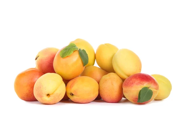 Söta aprikoser isolerade på vit bakgrund — Stockfoto