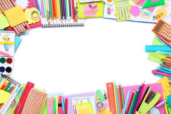 Beyaz arka plan üzerinde farklı okul malzemeleri
