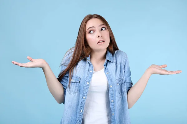 Joven hermosa mujer sobre fondo azul — Foto de Stock