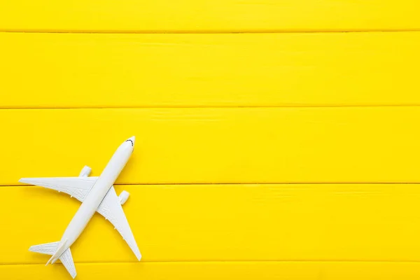 Flugzeugmodell auf gelbem Holztisch — Stockfoto