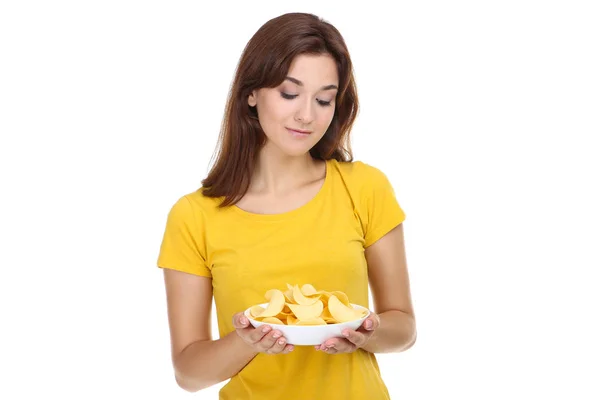 Fiatal nő burgonya chips tányéron fehér alapon — Stock Fotó