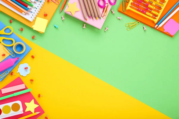 Renkli arka planda farklı okul malzemeleri