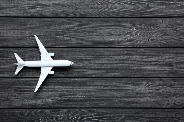 Modelo de avião na mesa de madeira preta — Fotografia de Stock