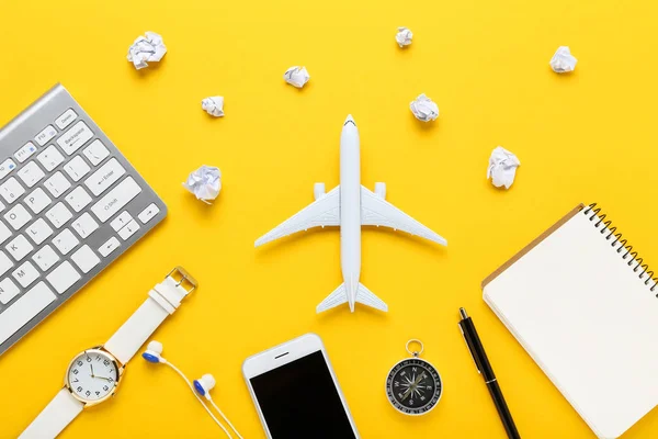 Modelo de avião com nuvens de papel, teclado, bloco de notas, smartphone e — Fotografia de Stock