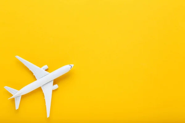 Modelo de avião em fundo amarelo — Fotografia de Stock