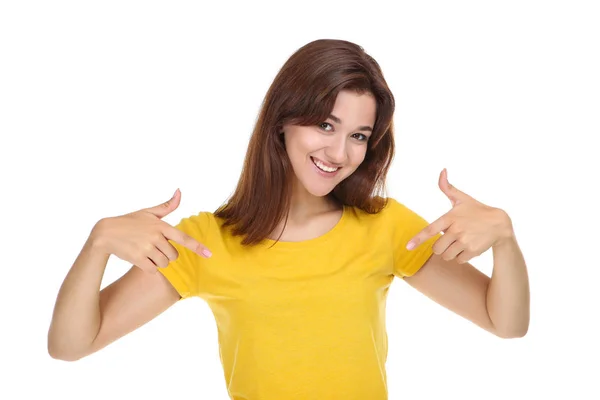 Jovem mulher em camiseta amarela sobre fundo branco — Fotografia de Stock