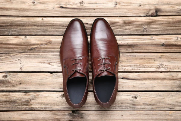 Kahverengi ahşap masa üzerinde erkek deri ayakkabı — Stok fotoğraf