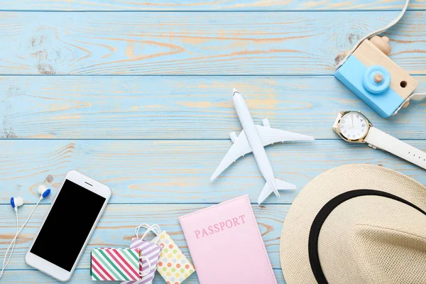 Modelo de avión con pasaporte, sombrero, smartphone y reloj de pulsera en — Foto de Stock