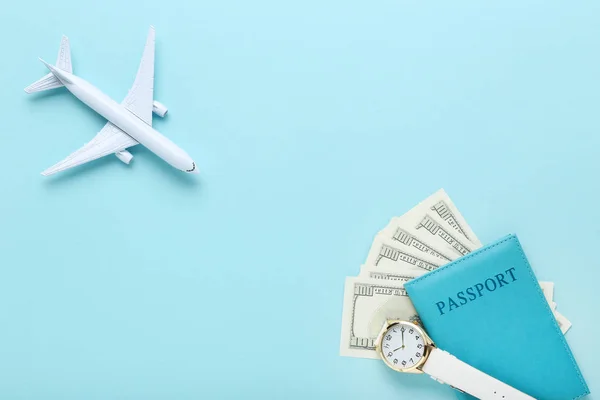 Модель літака з паспортом, доларовими банкнотами та наручними годинниками o — стокове фото