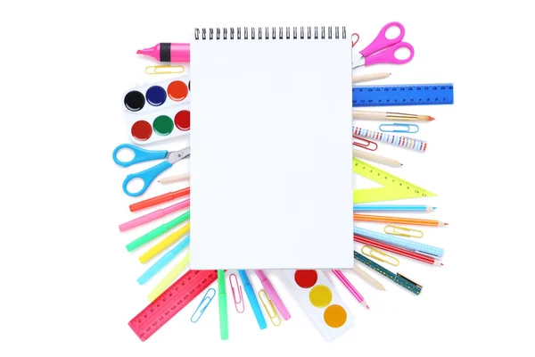 Diferentes materiais escolares com folha de papel em branco no bac branco — Fotografia de Stock