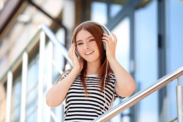 Joven hermosa mujer con auriculares — Foto de Stock