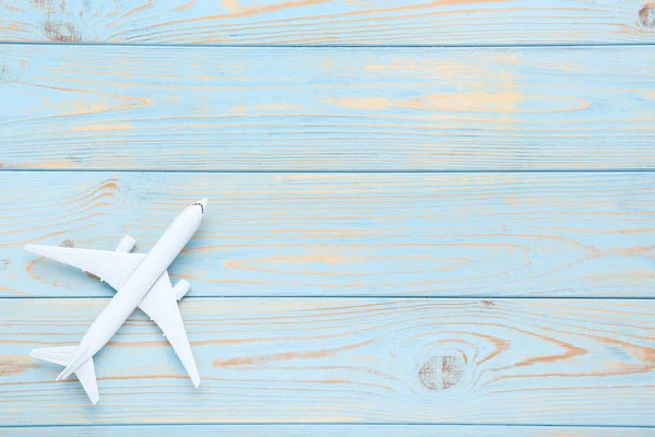 Mavi ahşap masa üzerinde uçak modeli