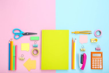 Renkli arka planda farklı okul malzemeleri