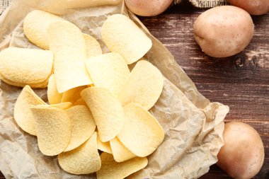 Kahverengi kağıt üzerinde patates cipsi