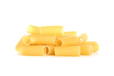 Beyaz arka plan üzerinde izole pişmemiş makarna