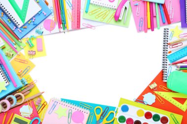 Beyaz arka plan üzerinde farklı okul malzemeleri