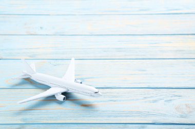 Mavi ahşap masa üzerinde uçak modeli