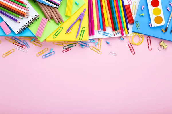 Diversi materiali scolastici su sfondo rosa — Foto Stock