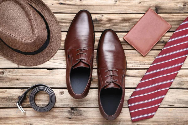 Zapatos de piel masculina con pasaporte y accesorios en madera marrón —  Fotos de Stock