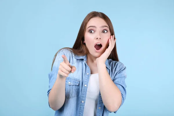 Joven hermosa mujer sobre fondo azul — Foto de Stock