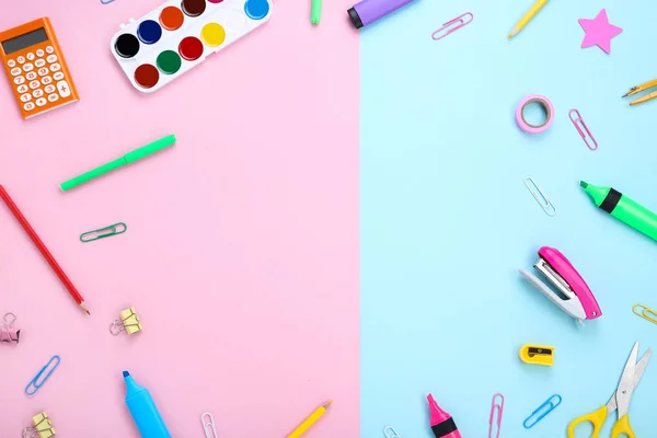 Diversi materiali scolastici su sfondo colorato — Foto Stock