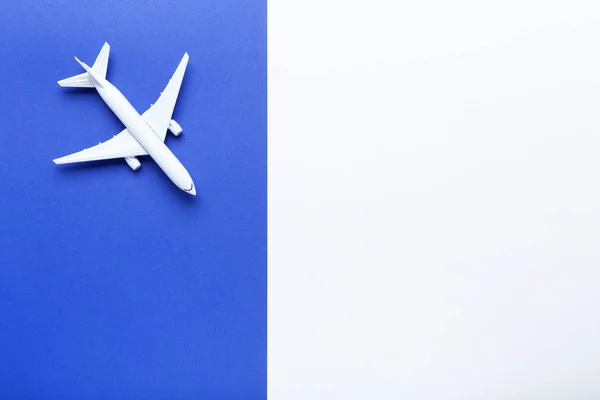 Modelo de avión sobre fondo de papel azul — Foto de Stock