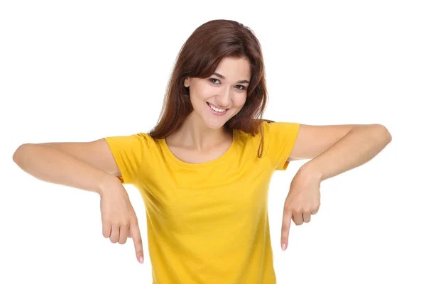 Mladá žena v žluté tričko na bílém pozadí — Stock fotografie