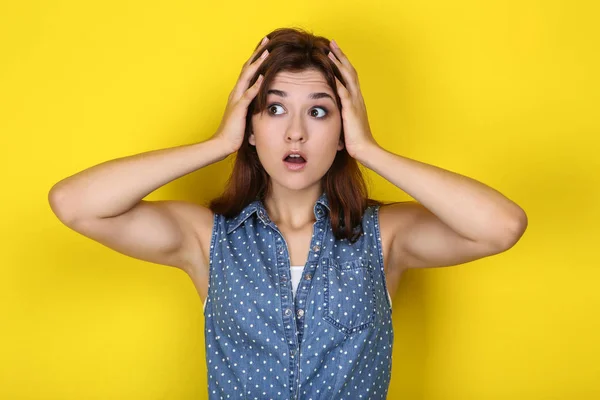 Mujer joven con ropa elegante sobre fondo amarillo — Foto de Stock