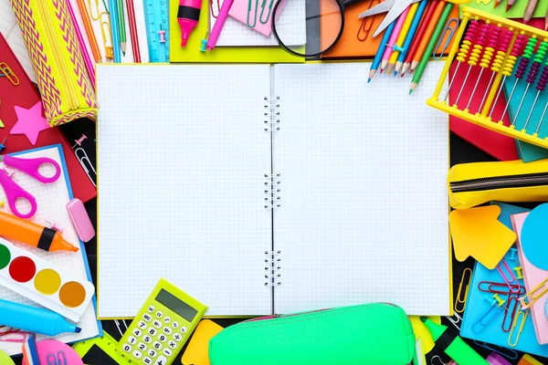 Diferentes útiles escolares con hoja de papel en blanco —  Fotos de Stock