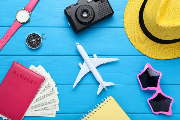 Modelo de avión con pasaporte, billetes de dólar, sombrero, gafas de sol — Foto de Stock